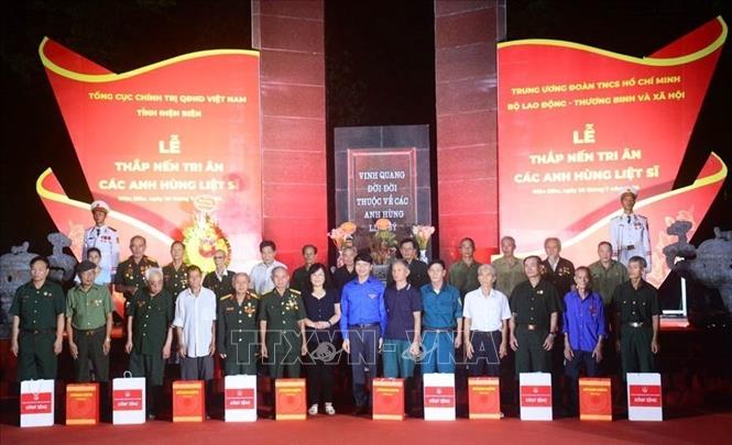 Bí thư thường trực Ban Chấp hành Trung ương Đoàn, Chủ tịch Hội Liên hiệp Thanh niên Việt Nam Nguyễn Ngọc Lương  cùng lãnh đạo tỉnh Điện Biên trao quà các gia đình người có công với cách mạng, thân nhân của người có công với cách mạng. Ảnh: Phan Quân - TTXVN