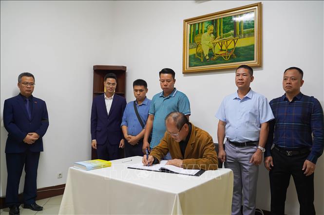 Đại diện Ban chấp hành Hội Doanh nhân Việt Nam tại Angola ghi sổ tang. Ảnh: TTXVN