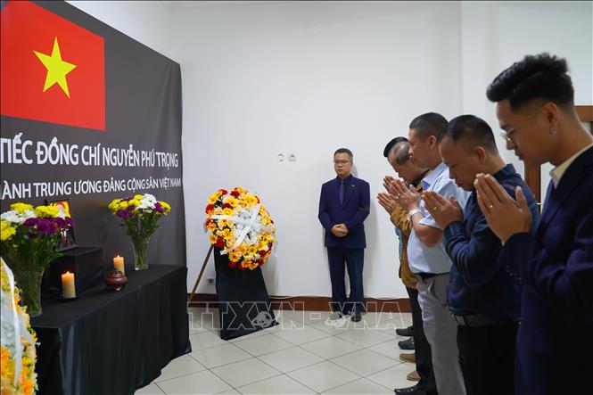 Ban chấp hành Hội Doanh nhân Việt Nam tại Angola kính viếng Tổng Bí thư Nguyễn Phú Trọng. Ảnh: TTXVN