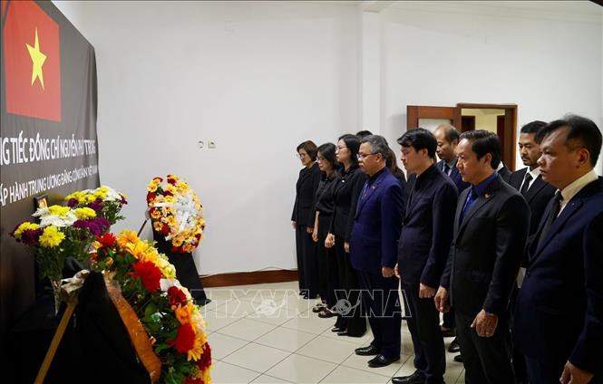 Đại sứ Việt Nam tại Angola Dương Chính Chức và toàn thể cán bộ nhân viên Đại sứ quán đã dành một phút mặc niệm Tổng Bí thư Nguyễn Phú Trọng. Ảnh: TTXVN