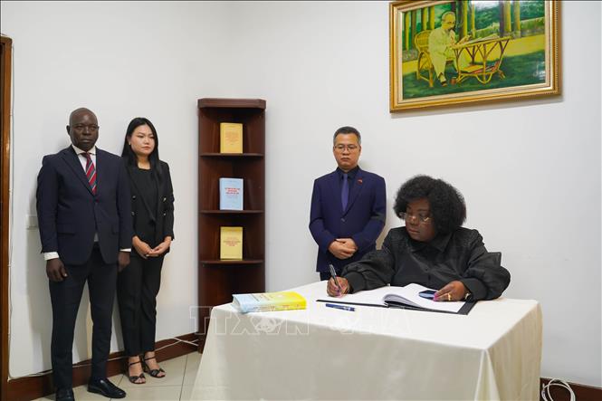 Phó Chủ tịch Đảng Phong trào Nhân dân Giải phóng Angola (MPLA) cầm quyền Luisa Damiao ghi sổ tang. Ảnh: TTXVN