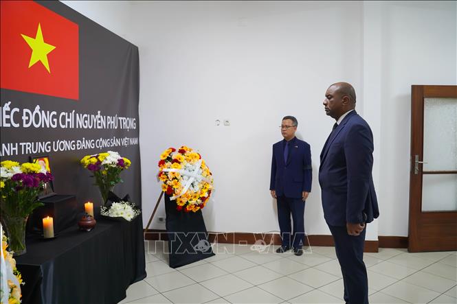 Đại sứ Cuba tại Angola Oscar Leon Gonzalez viếng Tổng Bí thư Nguyễn Phú Trọng.  Ảnh: TTXVN