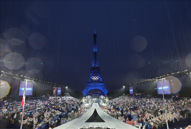 Lễ Khai mạc Olympic Paris 2024 diễn ra trên sông Seine đoạn chảy qua trung tâm thủ đô Paris của Pháp tối 26/7/2024. Ảnh: THX/TTXVN