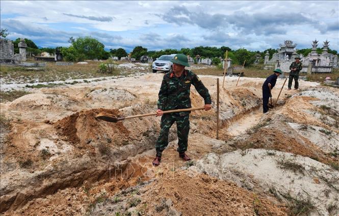 Không kể nắng mưa, Đội quy tập 192 triển khai tìm kiếm ngay khi có thông tin về mộ liệt sĩ. Ảnh: Mai Trang - TTXVN