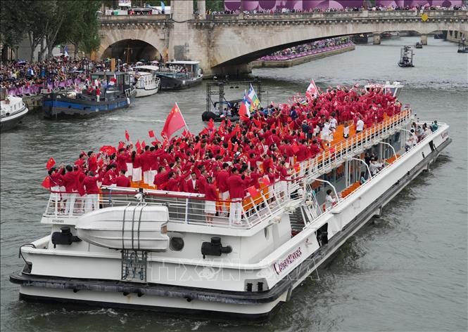 Thuyền chở đoàn thể thao Trung Quốc diễu hành trên sông Seine trong Lễ Khai mạc Olympic Paris 2024. Ảnh: THX/TTXVN