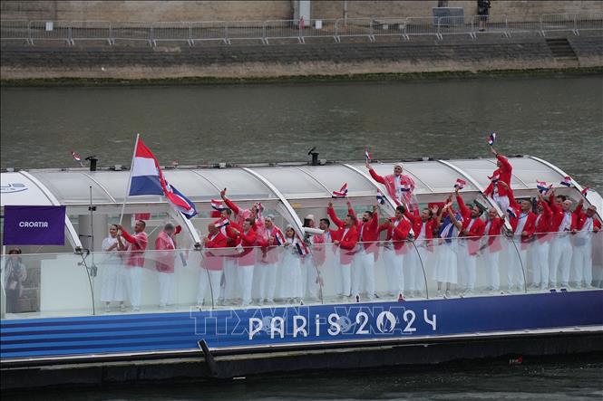 Thuyền chở đoàn thể thao Croatia diễu hành trên sông Seine trong Lễ Khai mạc Olympic Paris 2024. Ảnh: THX/TTXVN