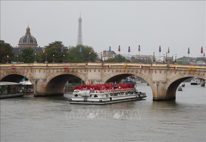 Thuyền chở các đoàn thể thao diễu hành trên sông Seine trong Lễ Khai mạc Olympic Paris 2024. Ảnh: THX/TTXVN
