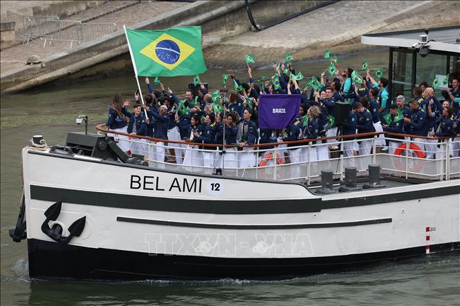 Thuyền chở đoàn thể thao Brazil diễu hành trên sông Seine trong Lễ Khai mạc Olympic Paris 2024. Ảnh: THX/TTXVN