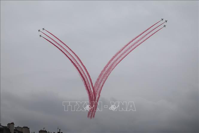 Đội hình máy bay nhào lộn trình diễn tại Lễ Khai mạc Olympic Paris 2024. Ảnh: THX/TTXVN