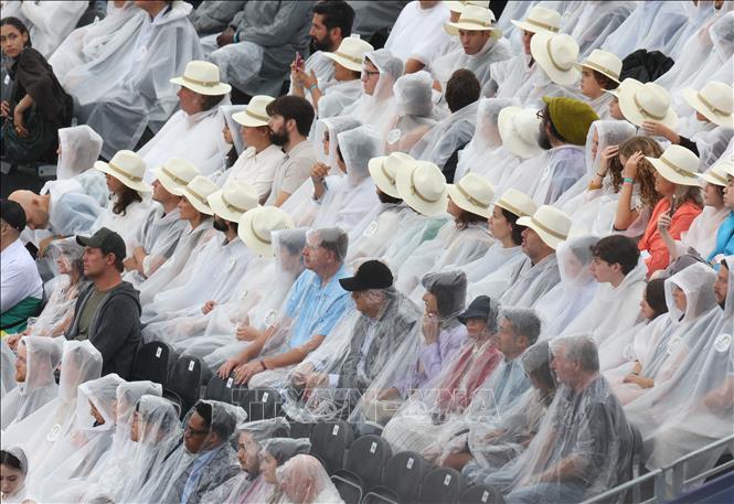 Khán giả mặc áo mưa theo dõi Lễ Khai mạc Olympic Paris 2024. Ảnh: THX/TTXVN