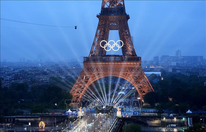 Màn trình diễn ánh sáng tại khu vực Tháp Eiffel trong Lễ Khai mạc Olympic Paris 2024. Ảnh: THX/TTXVN