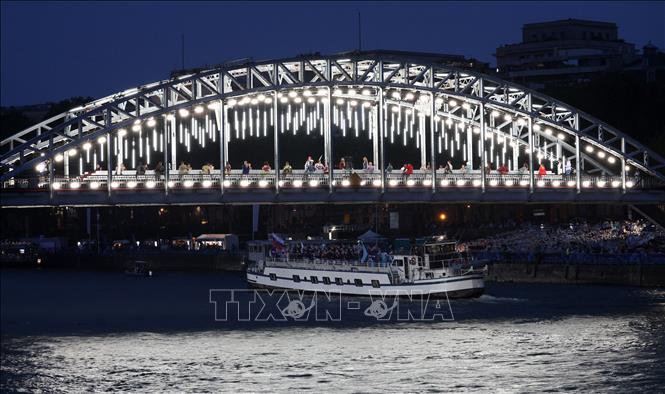 Một cây cầu bắc qua sông Seine được thắp sáng rực rỡ trong Lễ Khai mạc Olympic Paris 2024. Ảnh: THX/TTXVN