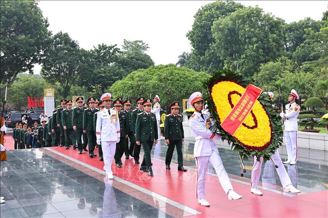Đoàn đại biểu Quân ủy Trung ương và Bộ Quốc phòng tưởng niệm các Anh hùng liệt sĩ. Ảnh: Minh Đức - TTXVN