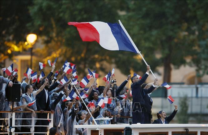 Đoàn thể thao Pháp diễu hành trên sông Seine trong Lễ Khai mạc Olympic Paris 2024. Ảnh: THX/TTXVN