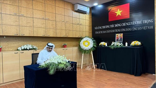 Tổng lãnh sự Các Tiểu vương quốc Arab thống nhất (UAE) tại Mumbai ghi sổ tang tưởng nhớ Tổng Bí thư Nguyễn Phú Trọng. Ảnh TTXVN