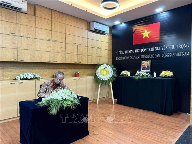 Tổng lãnh sự Indonesia tại Mumbai ghi sổ tang tưởng nhớ Tổng Bí thư Nguyễn Phú Trọng. Ảnh TTXVN