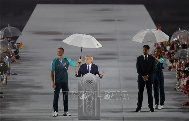 Chủ tịch Ủy ban Olympic quốc tế (IOC) Thomas Bach (giữa) phát biểu khai mạc Olympic Paris 2024. Ảnh: THX/TTXVN