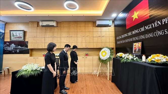 Tổng Lãnh sự Việt Nam tại Mumbai Lê Quang Biên cùng toàn thể nhân viên Lãnh sự quán dành một phút mặc niệm tiễn biệt Tổng Bí thư Nguyễn Phú Trọng. Ảnh TTXVN