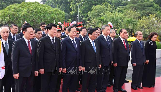 Các đồng chí lãnh đạo, nguyên lãnh đạo Đảng, Nhà nước tưởng niệm các anh hùng liệt sĩ. Ảnh: Minh Đức - TTXVN