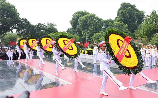 Đoàn Lãnh đạo Đảng, Nhà nước đặt vòng hoa tại Đài tưởng niệm các Anh hùng liệt sĩ. Ảnh: Minh Đức - TTXVN