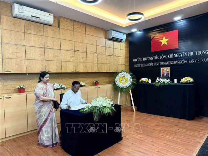 Tổng lãnh sự Sri Lanka tại Mumbai ghi sổ tang tưởng nhớ Tổng Bí thư Nguyễn Phú Trọng. Ảnh TTXVN