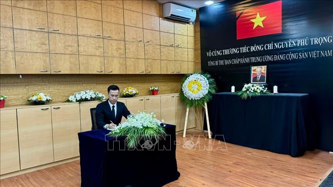 Trong ảnh: Tổng Lãnh sự Việt Nam tại Mumbai Lê Quang Biên ghi sổ tang tưởng nhớ Tổng Bí thư Nguyễn Phú Trọng. Ảnh TTXVN