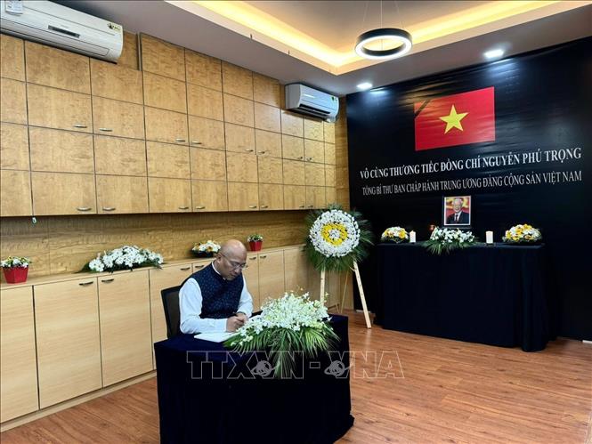 Tổng Lãnh sự Thái Lan tại Mumbai ghi sổ tang tưởng nhớ Tổng Bí thư Nguyễn Phú Trọng. Ảnh TTXVN