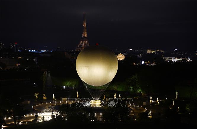 Lễ Khai mạc Olympic Paris 2024 khép lại khi ngọn lửa Olympic cất cánh cùng quả khinh khí cầu từ Vườn hoa Tuleries. Ảnh: THX/TTXVN