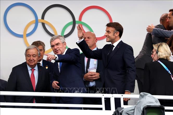 Tổng thư ký LHQ Antonio Guterres (trái), Chủ tịch Ủy ban Olympic quốc tế (IOC) Thomas Bach (giữa) và Tổng thống Pháp Emmanuel Macron (phải) dự Lễ Khai mạc Olympic Paris 2024. Ảnh: THX/TTXVN