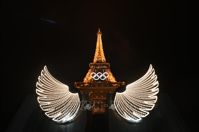 Hình ảnh Tháp Eiffel tại Lễ Khai mạc Olympic Paris 2024. Ảnh: THX/TTXVN