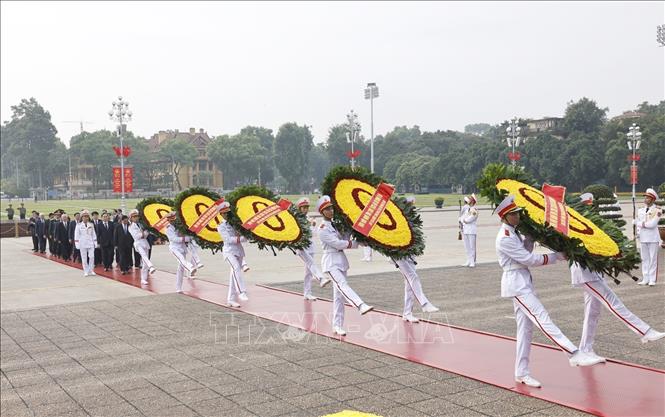 Đoàn đại biểu Ban Chấp hành Trung ương Đảng, Chủ tịch nước, Quốc hội, Chính phủ, Ủy ban Trung ương Mặt trận Tổ quốc Việt Nam đặt vòng hoa, vào Lăng viếng Chủ tịch Hồ Chí Minh. Ảnh: Doãn Tấn - TTXVN