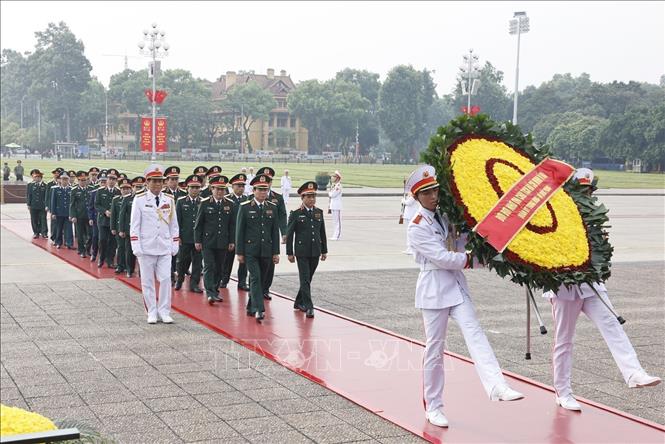 Đoàn đại biểu Quân uỷ Trung ương và Bộ Quốc phòng đặt vòng hoa, vào Lăng viếng Chủ tịch Hồ Chí Minh. Ảnh: Doãn Tấn - TTXVN