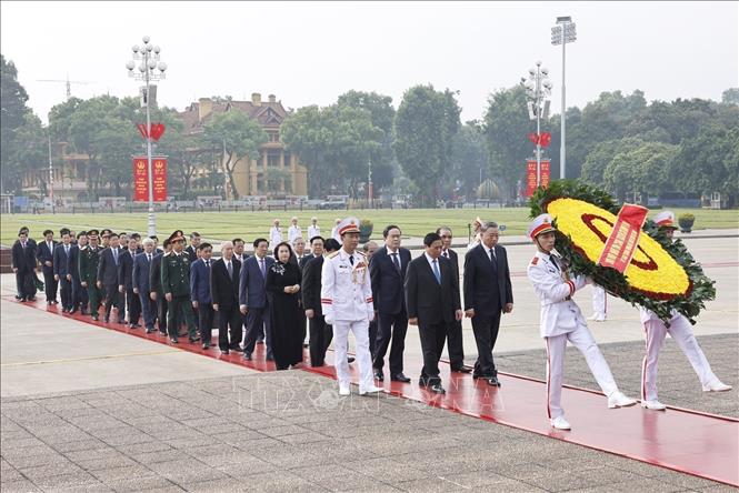 Đoàn đại biểu Ban Chấp hành Trung ương Đảng, Chủ tịch nước, Quốc hội, Chính phủ, Ủy ban Trung ương Mặt trận Tổ quốc Việt Nam đặt vòng hoa, vào Lăng viếng Chủ tịch Hồ Chí Minh. Ảnh: Doãn Tấn - TTXVN