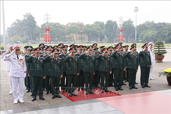 Đoàn đại biểu Quân uỷ Trung ương và Bộ Quốc phòng đặt vòng hoa, vào Lăng viếng Chủ tịch Hồ Chí Minh. Ảnh: Doãn Tấn - TTXVN