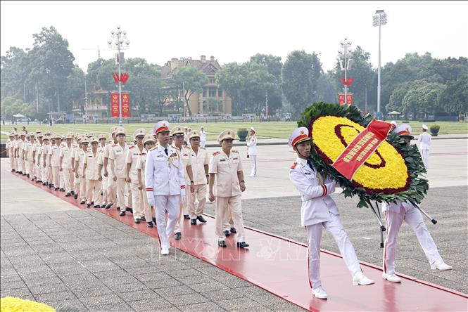 Đoàn đại biểu Đảng uỷ Công an Trung ương và Bộ Công an đặt vòng hoa, vào Lăng viếng Chủ tịch Hồ Chí Minh. Ảnh: Doãn Tấn - TTXVN