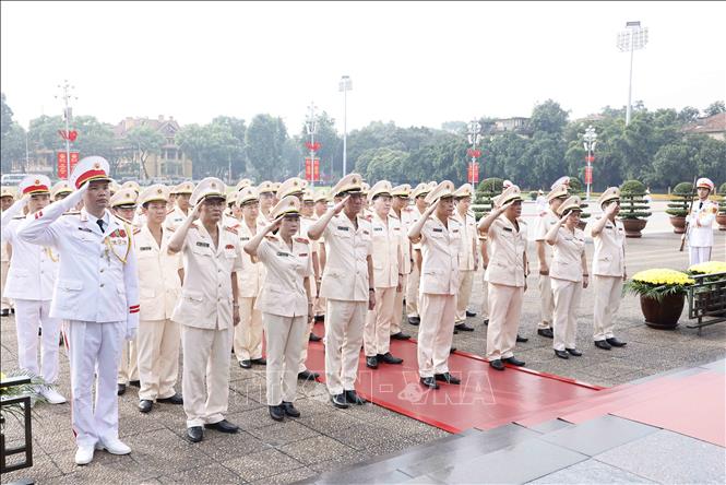 Đoàn đại biểu Đảng uỷ Công an Trung ương và Bộ Công an đặt vòng hoa, vào Lăng viếng Chủ tịch Hồ Chí Minh. Ảnh: Doãn Tấn - TTXVN