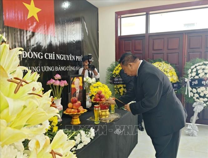 Phó Tỉnh trưởng tỉnh Kep Bun Yaeung viếng Tổng Bí thư Nguyễn Phú Trọng. Ảnh: TTXVN phát 