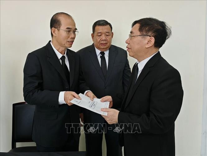 Đại diện Cảng Tự trị Sihanoukville (bên trái) trao thư chia buồn của ông Lou Kim Chhun, Tổng Giám đốc Cảng Tự trị Sihanoukville cho Tổng Lãnh sự Lại Xuân Chiến. Ảnh: TTXVN phát 