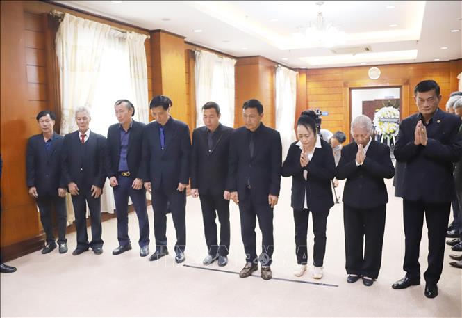 Đoàn đại biểu Tổng hội người Việt Nam tại Lào dành phút mặc niệm tưởng nhớ Tổng Bí thư Nguyễn Phú Trọng. Ảnh: Xuân Tú - PV TTXVN tại Lào