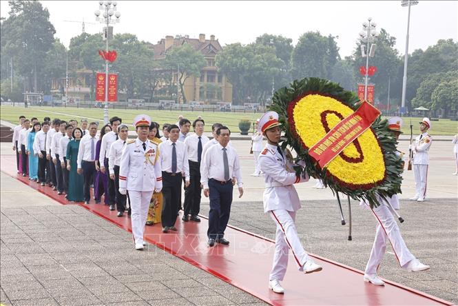 Đoàn đại biểu Bộ Lao động - Thương binh và Xã hội viếng Chủ tịch Hồ Chí Minh. Ảnh: Doãn Tấn - TTXVN