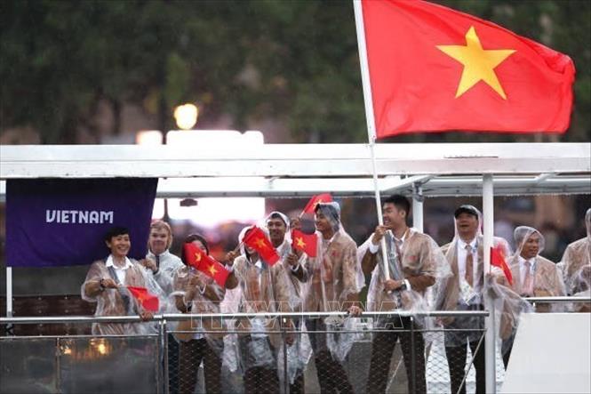 Đoàn thể thao Việt Nam diễu hành trên sông Seine trong Lễ Khai mạc Olympic Paris 2024. Ảnh: Getty Images/TTXVN