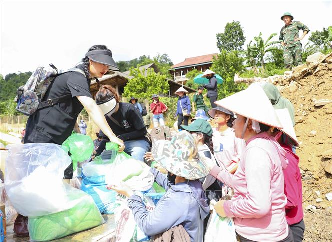 Những chuyến xe chở đồ cứu trợ cho người dân vùng lũ. Ảnh: Xuân Tư - TTXVN