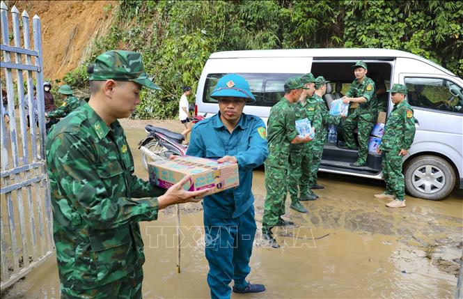 Chuẩn bị đồ cứu trợ vận chuyển đến người dân vùng lũ. Ảnh: Xuân Tư - TTXVN