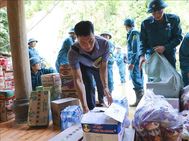 Chuẩn bị đồ cứu trợ vận chuyển đến người dân vùng lũ. Ảnh: Xuân Tư - TTXVN