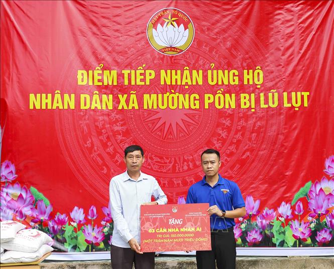 Đoàn Thanh niên Công ty Xăng dầu Điện Biên trao biểu trưng tặng xã Mường Pồn 3 nhà nhân ái . Ảnh: Xuân Tư - TTXVN