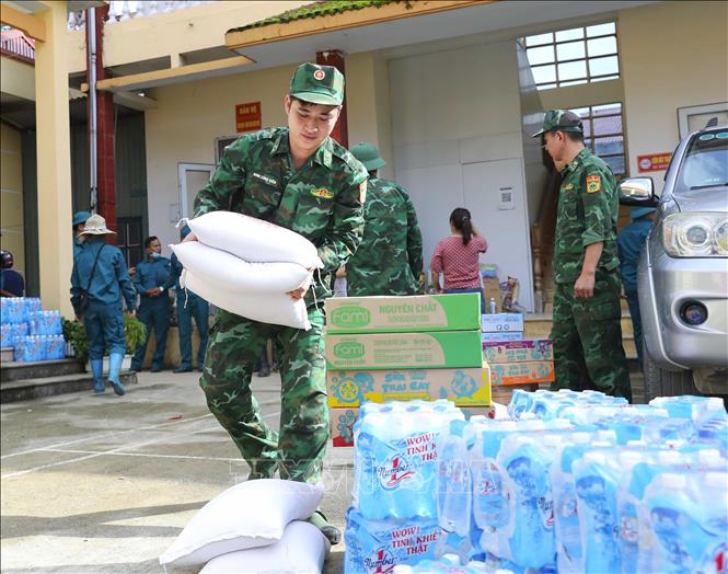 Lực lượng Biên phòng chuẩn bị đồ cứu trợ vận chuyển đến với người dân vùng lũ Mường Pồn. Ảnh: Xuân Tư - TTXVN