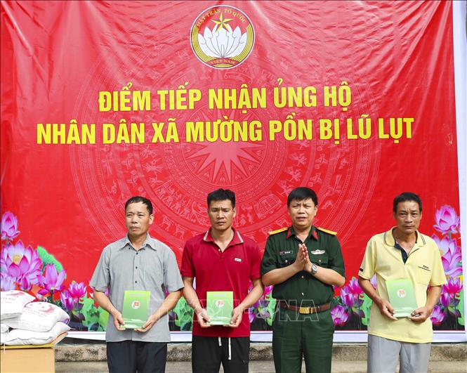 Ban Thanh niên Quân đội trao hỗ trợ cho các gia đình bị thiệt hại do lũ quét. Ảnh: Xuân Tư - TTXVN