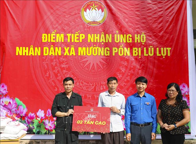 Trung ương Đoàn TNCS Hồ Chí Minh trao biểu trưng cho xã Mường Pồn 2 tấn gạo cho bà con vùng lũ. Ảnh: Xuân Tư - TTXVN
