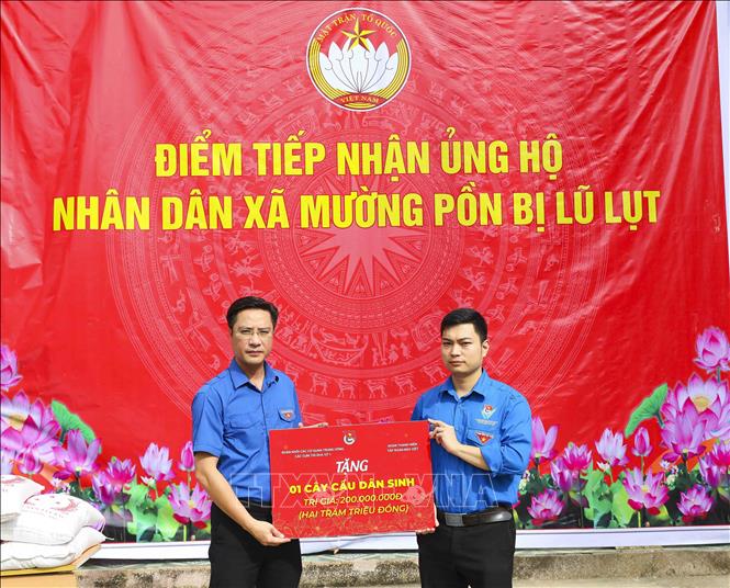 Đoàn Khối cơ quan Trung ương trao biểu trưng 1 cây cầu dân sinh trị giá 200 triệu đồng cho Tỉnh đoàn Điện Biên . Ảnh: Xuân Tư - TTXVN