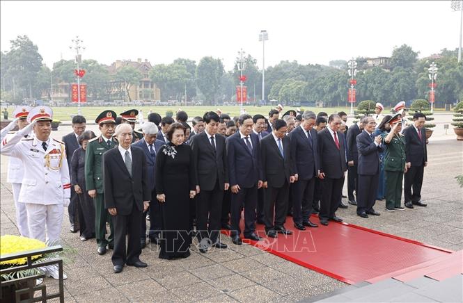 The delegation of the Party, State and Government leaders and former leaders pay tribute to President Ho Chi Minh. VNA Photo